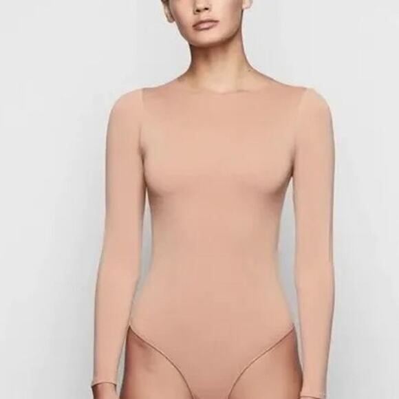 SKIMS Essential Bodysuit Crew Neck Long Sleeve Seamless Sienna Tan XXS / XS - Picture 1 of 7